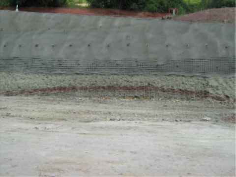 Muschelbrekzie (unten) und obere rote Sandsteinschiefer mit leichter Aufwölbung in Baugrube für das linke Tunnelportal am westl. Ende der Baustelle 